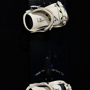 GNU CARBON HIGH BEAM SNOWBOARD SIZE 156 CM WITH CHANRICH LARGE BINDINGS