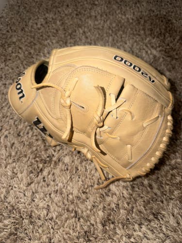 2024 Wilson A2000 RH Pitcher's Baseball Glove 12" (Used)
