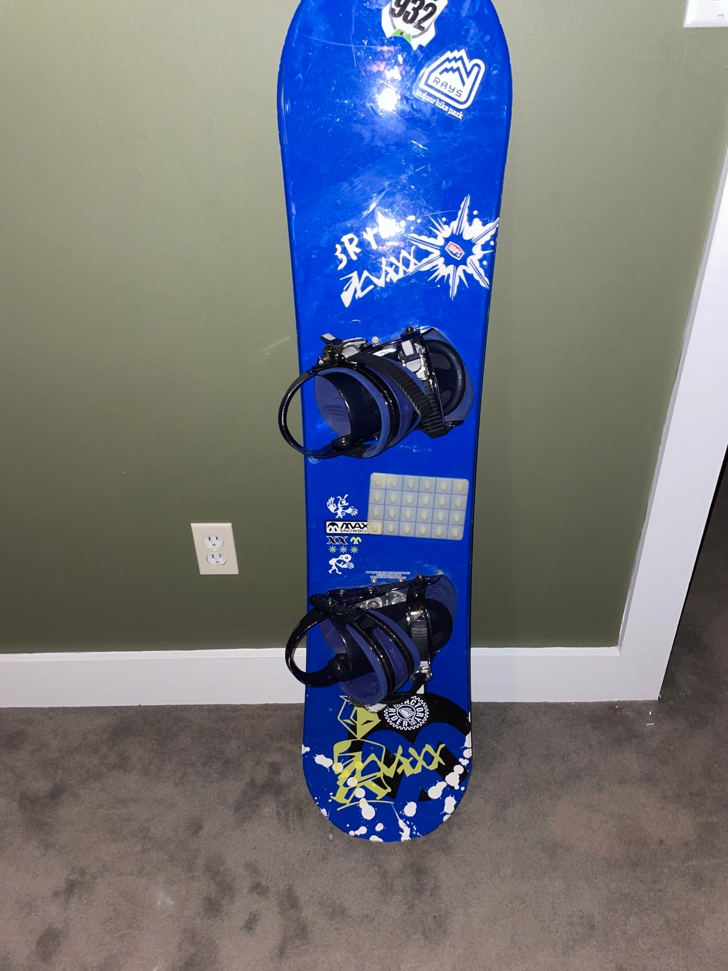 Mens Maxx snowboard 123cm (Used) | SidelineSwap | Buy and Sell on