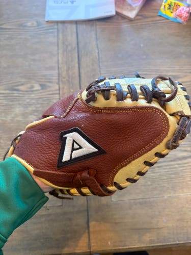Akadema RH Catcher's Glove 32" (Used)