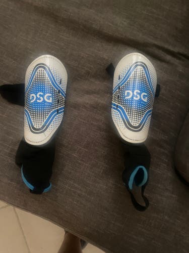 Unisex XL DSG Shin Guards (Used)