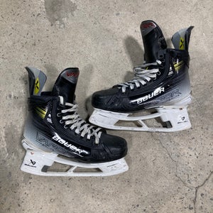 Intermediate Bauer Vapor Hyperlite 2 Hockey Skates | Size 5.5 (Fit 3)