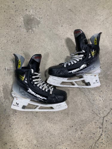 Intermediate Bauer Vapor Hyperlite 2 Hockey Skates | Size 5.5 (Fit 3)