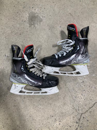 Intermediate Bauer Vapor Hyperlite Hockey Skates | Size 5.5 (Fit 3)