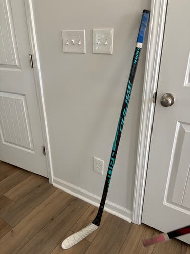 Junior Bauer Pulse Right Handed Hockey Stick P28 40 Flex (Used)