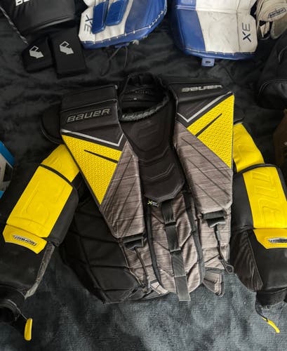 Medium Bauer Supreme Goalie Chest Protector (Used)