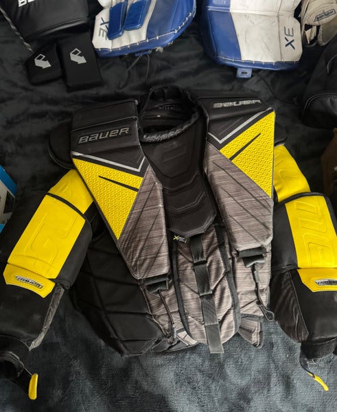 Medium Bauer Supreme Goalie Chest Protector (Used)