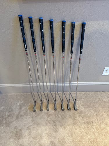 Men's 2007 TaylorMade r7 Right Handed Iron Set Graphite Shaft (Used)