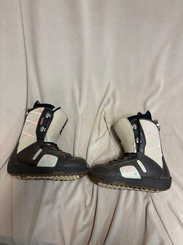 Women's Size W 9.0 Burton Moto Snowboard Boots (Used)