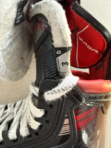 Junior Bauer Vapor X5 Pro Hockey Skates Regular Width Size 3 (Used)