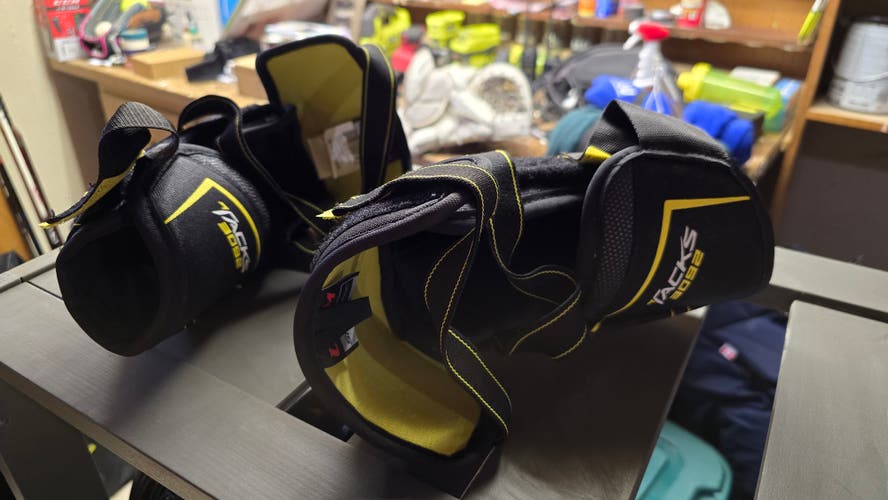 Senior Extra Large CCM Tacks 3092 Elbow Pads (Used)
