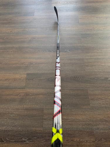 Intermediate Bauer Vapor Hyperlite 2 Right Handed Hockey Stick P28 65 Flex (Used)