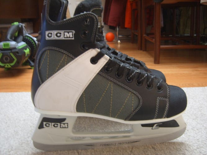 Lightly Used Excellent Condition CCM Intruder 55 Ice Hockey Skates sz 10 w/287 holder