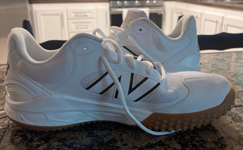 White Men's Size M 9.0 (W 10.0) Adult New Balance Fresh Foam Turf 3000 Shoes (Used)