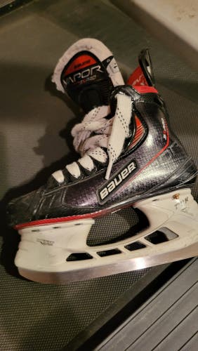 Bauer Vapor 3X Pro Hockey Skates Regular Width Size 1.5 (Used)