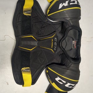 Medium Junior CCM Tacks Classic Shoulder Pads (Used)