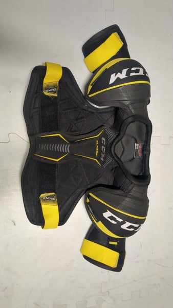 Medium Junior CCM Tacks Classic Shoulder Pads (Used)