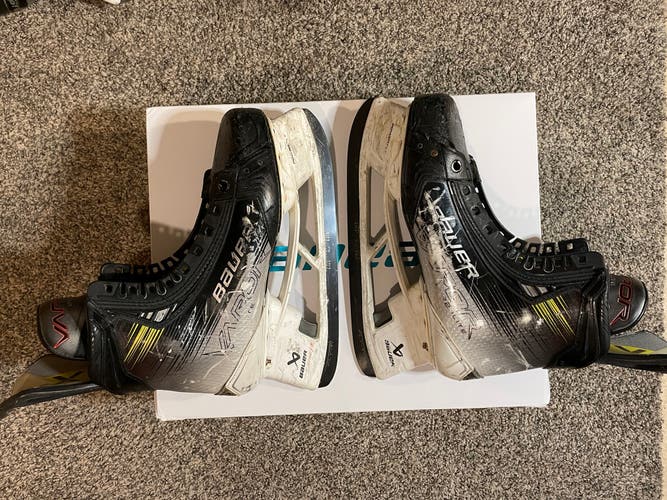 2023 Bauer Vapor Hyperlite 2 Hockey Skates Regular Width 10 (Used)