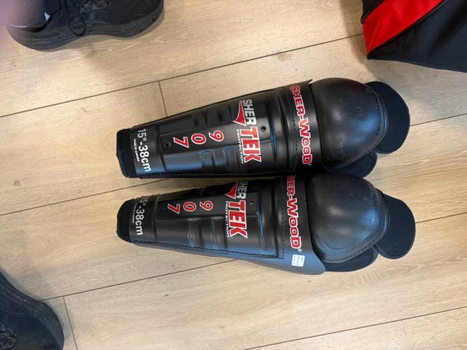 Sher-Wood 700D Hockey Shin Guards – 15” (38 cm) – Adult