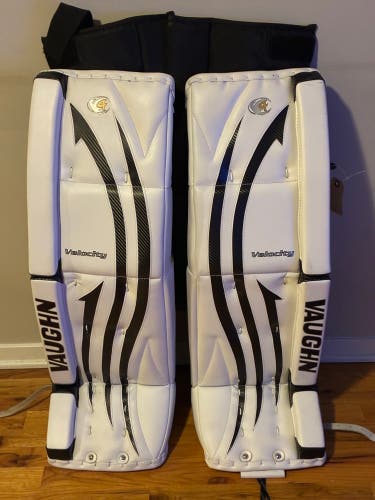White 35" Senior Vaughn velocity 7480 Goalie Leg Pads (Used)