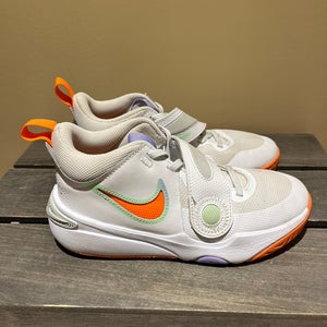 Nike Team Hustle D 11 GS Girls  White / Total Orange Sz 3.5y  - Great condition