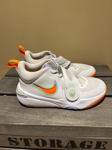 Nike Team Hustle D 11 GS Girls  White / Total Orange Sz 3.5y  - Great condition