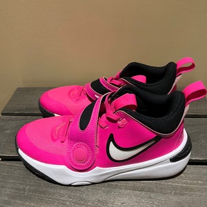 Nike Team Hustle D 11 GS Girls Fierce Pink / Black Sz 4.5y  - Great condition