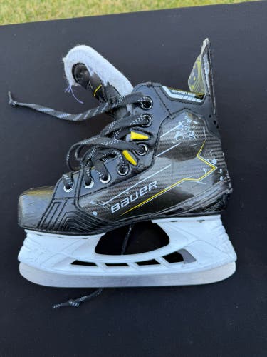 2024 Bauer Supreme M40 Hockey Skates Regular Width Size 2 (Used)