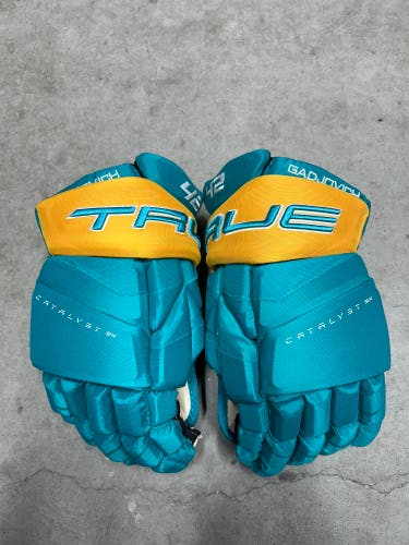 15” True Catalyst 9X California Golden Seals  Pro Stock Gloves Pro Stock (New) NHL