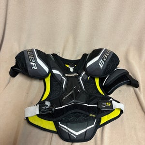 Medium Junior Bauer Supreme Shoulder Pads (Used)