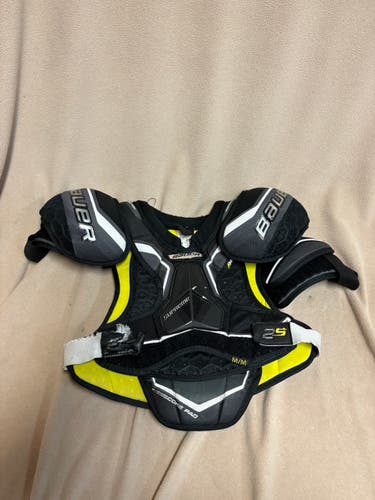 Medium Junior Bauer Supreme Shoulder Pads (Used)