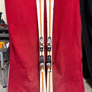 Skis: Vist Cross Over II skis, 164cm. Bindings: Vist, binding Range: 260-355mm