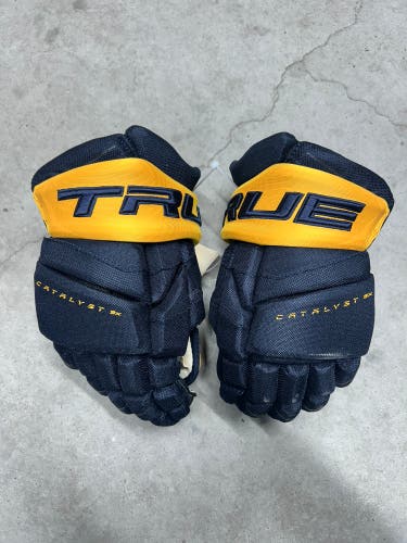 13.5” True Catalyst 9X Nashville Predators  Pro Stock Gloves Pro Stock (New) NHL