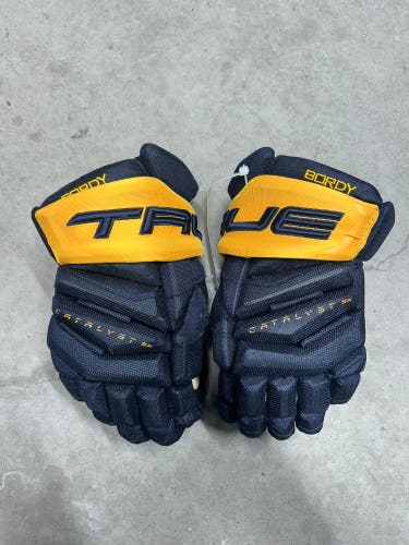 13.5 True Catalyst 9X Nashville Predators  Pro Stock Gloves Pro Stock (New) NHL