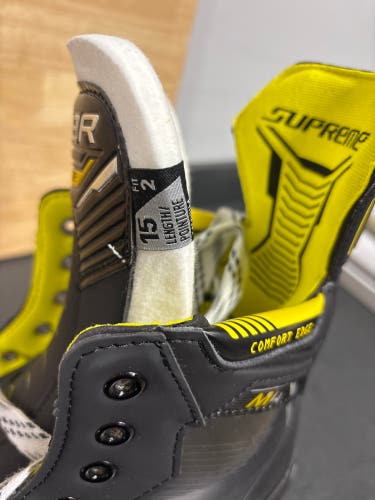 2022 Bauer Supreme M4 Hockey Skates Regular Width Size 15 (New) Fit 2