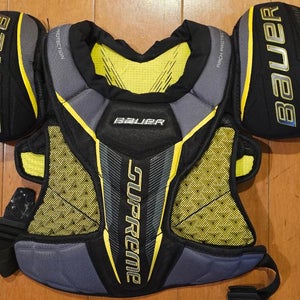 Medium Junior Bauer Supreme 1S Shoulder Pads (Used)