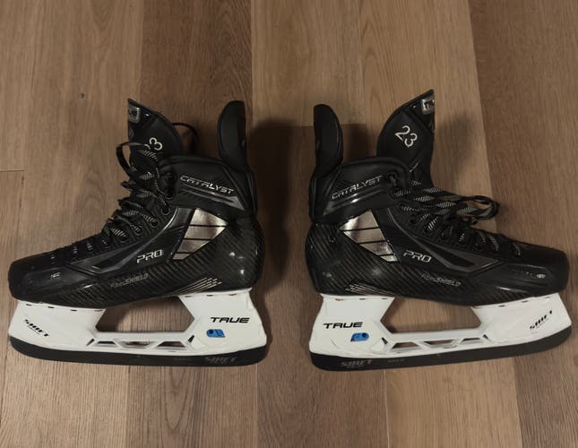 True Pro Custom Hockey Skates Regular Width Pro Stock 8.5 (Used)