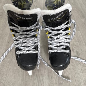2022 Bauer Supreme M4 Hockey Skates Regular Width Size 2 (Used)