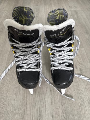 2022 Bauer Supreme M4 Hockey Skates Regular Width Size 2 (Used)