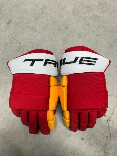 14” True Catalyst 9X Pro Calgary Flames Gloves Pro Stock (New) NHL