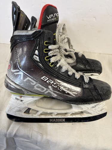 Junior Size 4 Fit 1 Bauer Vapor Hyperlite X Ice Hockey Skates