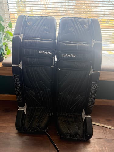 37" 2010 Vaughn Velocity 7600 Goalie Leg Pads (Used)