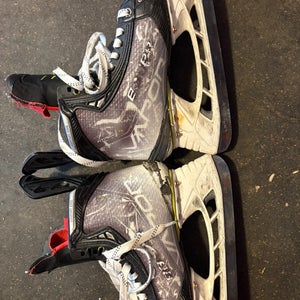 2021 Bauer Vapor Hyperlite Hockey Skates Regular Width 6 (Used)