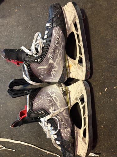 2021 Bauer Vapor Hyperlite Hockey Skates Regular Width 6 (Used)