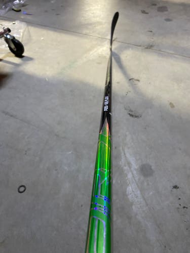 Intermediate Bauer Vapor FlyLite Left Hand Hockey Stick P28 65 Flex (New)