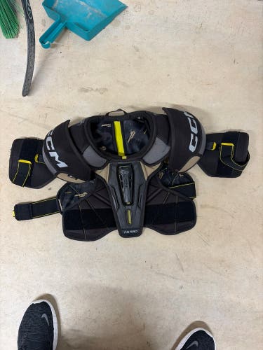 Medium Junior CCM Tacks AS 580 Shoulder Pads (Used)