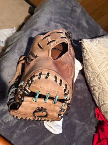 RH Wilson A2000 Catcher's Glove 33" (Used)