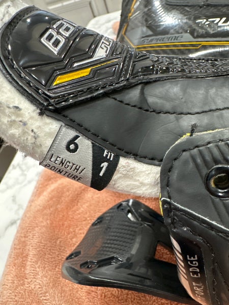 2022 Bauer Supreme M5 Pro Hockey Skates Regular Width 6 (Used)