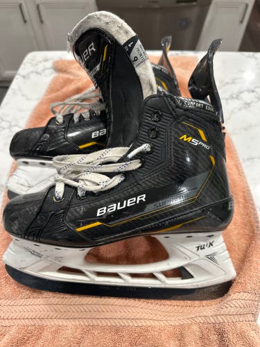 2022 Bauer Supreme M5 Pro Hockey Skates Regular Width 6 (Used)