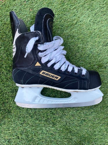 2000 Bauer Supreme 1000 Hockey Skates Regular Width 6 (Used)